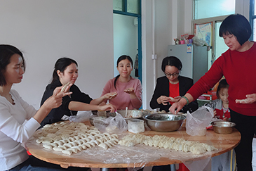 銳天歡聚一堂過(guò)冬至，其樂(lè)融融包餃子