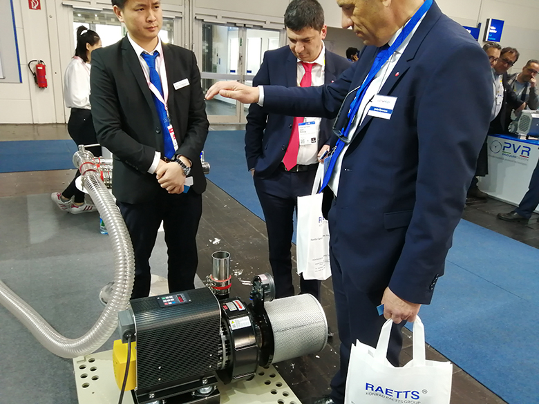 展會上客戶體驗(yàn)雷茨風(fēng)機(jī)